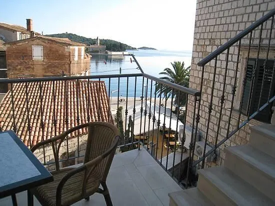 לינה וארוחת בוקר Dionis 3*